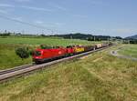 Die 1116 267 und die 2070 015 mit einem Güterzug am 06.07.2019 unterwegs bei Köstendorf.