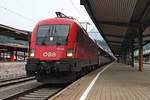 Am Abend des 03.07.2018 stand 1116 269 mit dem NJ 420/40420 (Innsbruck Hbf - Düsseldorf Hbf/Hamburg Altona) und den zwei Ersatzwagen für den EC 82 an der Zugspitze im Hauptbahnhof von Innsbruck und wartete auf die Abfahrt in Richtung Hall in Tirol.