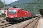Am 05.07.2018 rollte 1116 173  SENSI  zusammen mit 1016 038 und einem bunten KLV in den Bahnhof von Brennero, wo sie dann von der D 245 6020 wieder zurück nach Österreich rangiert werden und dann die MIR E 405 015 den Zug weiter nach Verona Q. E. übernehmen wird.