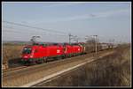 1116 145 + 1116 085 ziehen am 25.11.2019 ein Güterzug bei Tallesbrunn Richtung Wien.