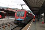Einfahrt am Mittag des 06.07.2018 von 1116 045  Rail Cargo Hungaria  zusammen mit 1116 267 und dem EC 163  Transaplin  (Zürich HB - Graz Hbf) auf Gleis 7 in den Hauptbahnhof von Innsbruck, wo die 1116 045 den Zug verlassen wird.