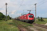 Der RID47487 von Stadlau nach Spielfeld-Straß bespannt mit 1116 165 und 1116 144 durchfährt am 4.6.2019 den Bahnhof Mitterndorf-Moosbrunn der sehr idyllisch an der Strecke von Wampersdorf nach Gramatneusiedl liegt.