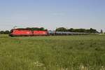 Die ÖBB-1116 151-2 und 162-9 schleppen einen Kesselwagenzug am 06.05.2020 durch Neuss-Elvekum