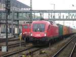 Am 15.03.2006 steht 1116 099 mit einem Containerzug in Regensburg.