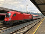 ÖBB 1116 090-2 wartet mit dem IC 515 nach Graz Hbf auf die Ausfahrt aus Innsbruck Hbf am frühen Morgen. Dieser Zug verkehrte an diesem Tag mit der Zuggarnitur des EC 163/164  Transalpin  weil er aufgrund von Bauarbeiten (im Zeitraum vom 09.09.2021 bis 30.09.2021) an der Ennstalbahn nur bis Bischofshofen verkehrte. Dort wurde dann gewendet fuhr von dort aus als EC 164 nach Zürich HB. Aufgenommen am 18.09.2021