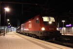 Die 1116 166 bespannt am 22.5.2022 gemeinsam mit der 1116 102 am Zugschluss den SNJ464 von Graz Hbf nach Zürich HB und wartet in Bruck/Mur auf die Weiterfahrt in Richtung Selzthal.
Wegen Bauarbeiten in Bruck an der Mur fährt der Zug zum Wenden nach Kapfenberg.