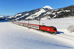 Der 12. Februar 2022 war im Tirolerischen ein herrlicher Wintertag. Bei Brixen im Thale konnte ich den IC 515  Hahnenkamm  auf seiner Fahrt nach Graz mit der Hohen Salve im Bildhintergrund fotografieren. Zuglok war die 1116.077. Dieser Zug war lange Zeit eine Planleistung der Baureihe 1144, wurde nun aber auf die Bespannung mit Taurus Maschinen umgestellt.