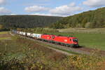 1116 151 und 1116 078 waren am 11. Oktober 2022 mit einem < KLV  bei Harrbach in Richtung Würzburg unterwegs.