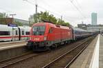 Am Abend des 06.05.23 hat 1116 134 den NJ 491 nach Wien in Hamburg-Altona bereitgestellt. Da mehere Motorräder am Zugende verladen wurden, war die Oberleitung abgeschalten.