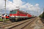 Ein loser Spanngurt am DG54703 sorgte am 18.8.2023 auf der Südbahn rund um für etwas Chaos.
Die 1142 640 und die 1116 023 bespannen eben diesen Güterzug auf dem Weg von Wien Zvb nach Graz Vbf hier beim Aufenthalt in Mödling.
Das Bild entstand von der Bahnhofs Eisenbahnkreuzung