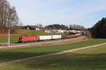 1116 135 war am 28. Dezember 2023 mit einem gemischten Güterzug bei Axdorf im Chiemgau auf dem Weg nach München.
