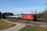 1116 140 mit einem Kesselwagenzug auf dem Weg nach Salzburg. Aufgenommen am 30. Dezember 2023 bei Hufschlag im Chiemgau.