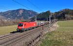 1116 124 mit einem Güterzug am 16.02.2024 bei Niklasdorf.