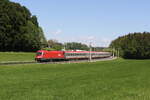 1116 141 war am 12. Mai 2024 mit einem  EC  bei Axdorf im Chiemgau auf dem Weg nach München.