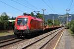 Mit einem gemischten Güterzug von Salzburg Gnigl nach Villach Süd Gvbf durchfährt am 30.7.2024 die 1116 097 die Haltestelle Salzburg Süd.