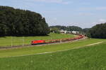 1116 187 mit einem Autoleerzug aus Salzburg kommend am 9. Juli 024 bei Axdorf.