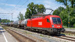 ÖBB-Taurus 91 81 1116 268 zieht einen Kesselwagenzug am 15.07.2024 durch den Bahnhof Aßling Richtung Rosenheim.