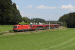 1116 131 mit einem  Railjet  am 7. August 2024 bei Axdorf im Chiemgau.