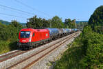 Das Unternehmen RailCargo Carrier der ÖBB erbringt im deutschen Schienengüterverkehr inzwischen eine ordentliche Anzahl an Leistungen. Besonders beim Transport von Mineralöl ist man aktiv. So konnte ich z.B. am 31. Juli 2024 die 1116.198 mit einem Kesselwagenzug bei Dollnstein nordwärts fahrend dokumentieren. 