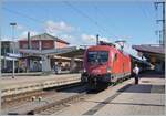 Die ÖBB 1116 273 hat in Singen von der SBB Re 4/4 II 11161 den IC Zürich Stuttgart übernommen. Der Lokführer erhält letzte Instruktionen und der Zug wird in Kürze abfahren.  

19. September 2024