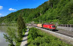 1116 064 mit einem Güterzug am 18.05.2024 bei Ingling.