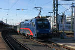 1116 195 in der Nightjet-Lackierung am 27. Januar 2024 an der Leergarnitur des EC 217 in Saarbrücken Hbf