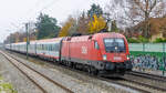 Am trüben und grauen 9. November 2024 hat 91 81 1116 103 mit ihrem Eurocity aus Rosenheim kommend auf ihrer Fahrt Richtung München den Abzweig Waldtrudering und damit das Stadtgebiet von München fast erreicht. Die Aufnahme entstand auf dem Bahnsteig der S-Bahn in Gronsdorf.