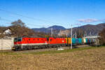 Stübing. Am kühlen, aber sonnigen 30.11.2024 zieht die ÖBB 1144 261 gemeinsam mit ÖBB 1116 157 einen bunten Innofreight-Zug durch durch Stübing.