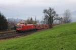 Der herbstliche Nebel liegt am 26.11.2024 über dem Ennstal als hier in Lahrndorf die 1116 085 mit einem leeren Autozug von Villach Süd Gvbf nach München Nord Rbf auf die Zugkreuzung mit