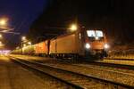 Zur blauen Stunde am Abend des 10.2.2025 stehen die 1116 282 und die 1016 019 mit einem Kesselwagenganzzug von Villach Süd Gvbf nach Salzburg Gnigl im Bahnhof Kleinreifling und warten auf die Weiterfahrt.