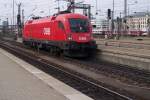 Ein Taurus wartet in Mnchen HBF auf Gleis 12, um an einen EC gekoppelt zu werden.