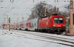 Frher Wintereinbruch in Niedersterreich. 1116 085 mit Regionalzug nach Payerbach Reichenau, fotografiert kurz nach der Ausfahrt aus dem Bf. Korneuburg am 17.11.2007.