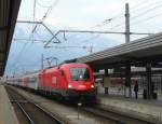 E-Lok 1116 258-3 fhrt mit ihrem langen Personenzug in den Hauptbahnhof von Innsbruck ein, vor der beeindruckenden Kulisse des Karwendelgebirges. 08.03.08