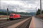1116 262 bringt einen Autozug von Salzburg komment Richtung Schweiz.