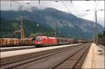 1116 093 durchfhrt mit einem Gterzug den Bahnhof Schwaz Richtung Hall i.