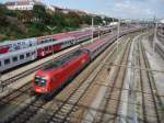 Am 17. August 2008 gegen 15:45 Uhr fuhr die 1116 262-5 gemeinsam mit einem recht langem Personenzug in den Westbahnhof ein.