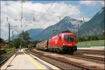 1116 194 erreicht mit einem leeren Autozug, aus der Schweiz, am Haken den Bahnhof Brixlegg.