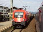 1116 064-5 von GySEV steht mit einem Kesselwagenzug im Bahnhof von Knittelfeld und wartet die berholung durch den EC 33 Wien-Sd - Venezia Santa Lucia ab.