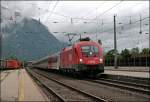 Mit etwas Versptung durchfhrt die 1116 034 mit dem OEC 668  CARITAS Kinderpatenschaften , von Graz Hbf nach Bregenz, den Bahnhof Schwaz. Hinter der Lok ist ein CS Wagen eingereiht. (07.07.2008)
