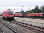  Taurusparade  am 21.9.2008 auf dem Bahnhof Ebenfurth: ganz links 1116 023-1, rechts dahinter 1116 230-2, das Tandem rechts auen setzt sich aus der GySEV-Lok 1116 064-5 sowie 1116 011-6 zusammen.