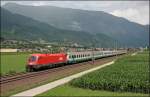 1116 043 ist bei Schwaz mit dem IC 87  TIEPOLO , Mnchen Hbf - Venezia Santa Lucia, von der Bayerischen Landeshauptstadt zum Brenner unterwegs. (08.07.2008)
