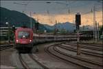 1116 179 flchtet mit dem, damals namenlosen, OEC 663, Feldkirch - Wien Westbahnhof, vor dem Gewitter und passiert auf der Flucht den Bahnhof Kufstein. Seit dem Fahrplanwechsel nennt er sich OEC 663  ERLEBNIS DEMOKRATIE . (11.07.2008)
