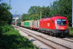 1116 109 war ebenfalls mit einem fast ausschlielich mit Holz beladenen Gterzug auf der Verbindungsbahn bei Wien Speising unterwegs (21.8.2009)