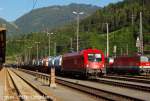 In Schwarzach-St.Veit setzte sich 1116 167-6 vor den Containerzug nach Ljubljana und die beiden 1216er fuhren in der Zug-Mitte als Zwischenloks ber den Berg mit (sterreichurlaub 15.08.09)