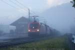 45711 Buchs SG - Bludenz mit 1116 243 und 1144 xxx an der Spitze, rauschen am 24.10.09 aus dem Nebel durch Schaan-Vaduz FL.