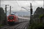 Es regnet... 1116 032 ist mit dem OEC 563  HANDL TYROL SPECK , Bregenz - Wien West, durch das Inntal unterwegs. (10.08.2009)