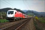 Ex Bundesheer Taurus 1116 246 fhrt mit EC 530 von Lienz nach Wien Meidling.Leider verschwand die Sonne, ein paar Minuten zuvor hinter den Bergen.
St.Margarethen 25.04.2010