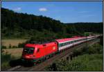 1116 116-3 zieht den EC Siegen - Klagenfurt, an dessen Ende zustzlich 1116 147-8 hngt, ber die Filstalbahn, bei Urspring, 21.08.10