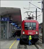 Dieser junge Mann sorgt fr klare Sicht bei der 1116 186-6 am 14.09.2010 im Hauptbahnhof von Linz. (Jeanny)