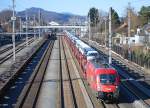 1116 194 mit Autoganzzug bei der Durchfahrt in Salzburg Gnigl am 7.3.2011